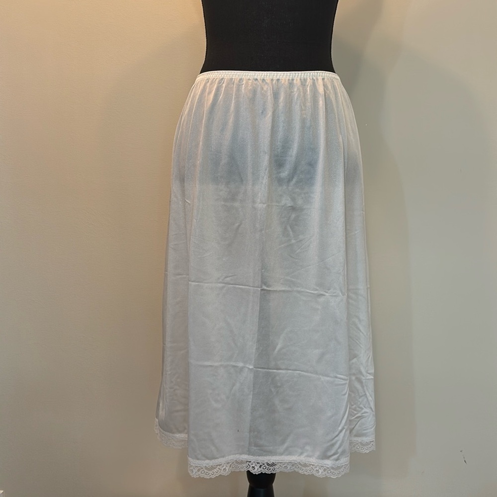 Deena Vintage Women’s Size L Mid Length Slip 25” long with lace trim Made in USA